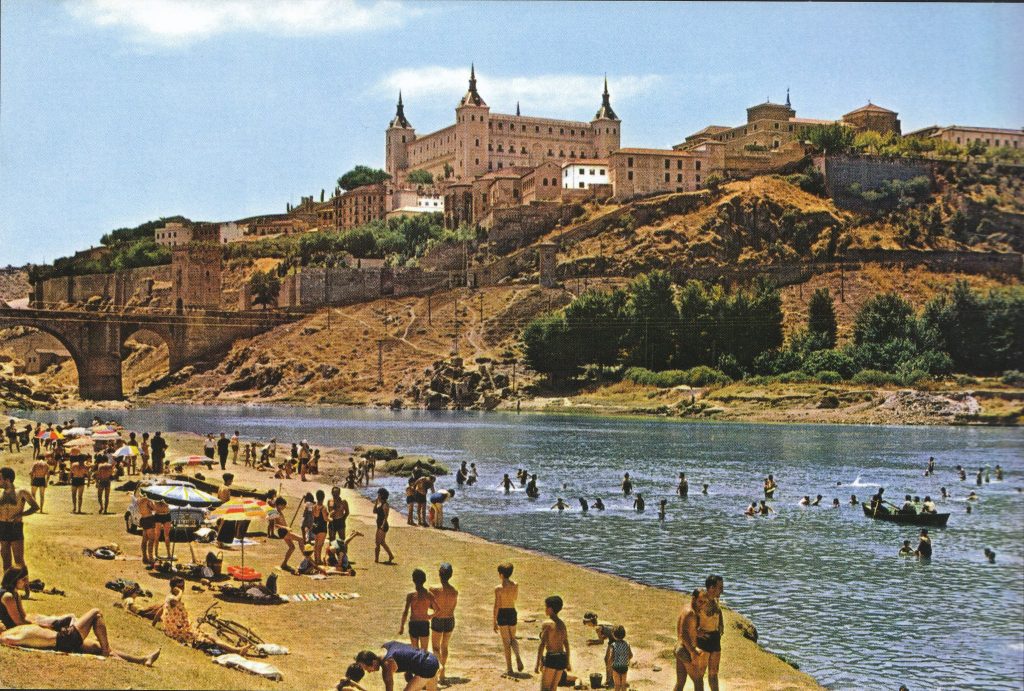 Bañistas en la Playa de Safont bañándose en el río Tajo en Toledo en los años 60. Foto Arribas. Fuente: Toledo Olvidado.