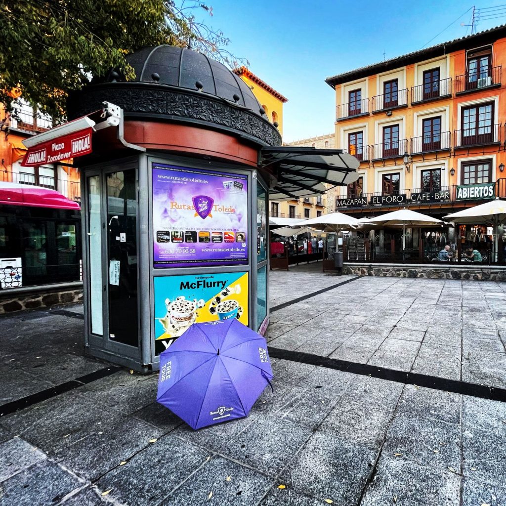 El paraguas morado de Rutas de Toledo te espera en la Plaza de Zocodover